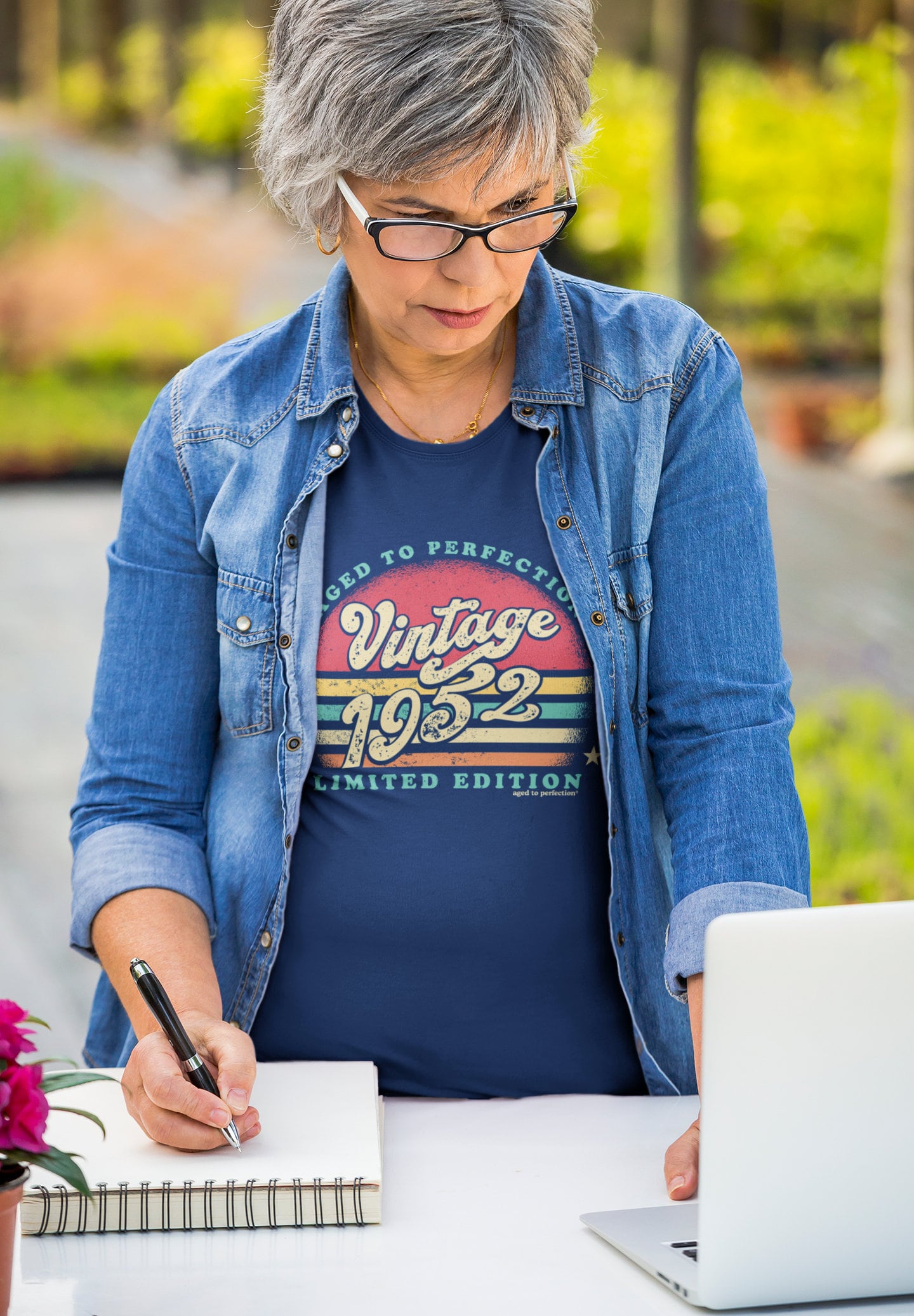 70th Birthday Retro Sunset Shirt For Her - Women born in 1952 - Vintage 1952 Aged To Perfection Limited Edition T-shirt Gift idea  SUN-1952