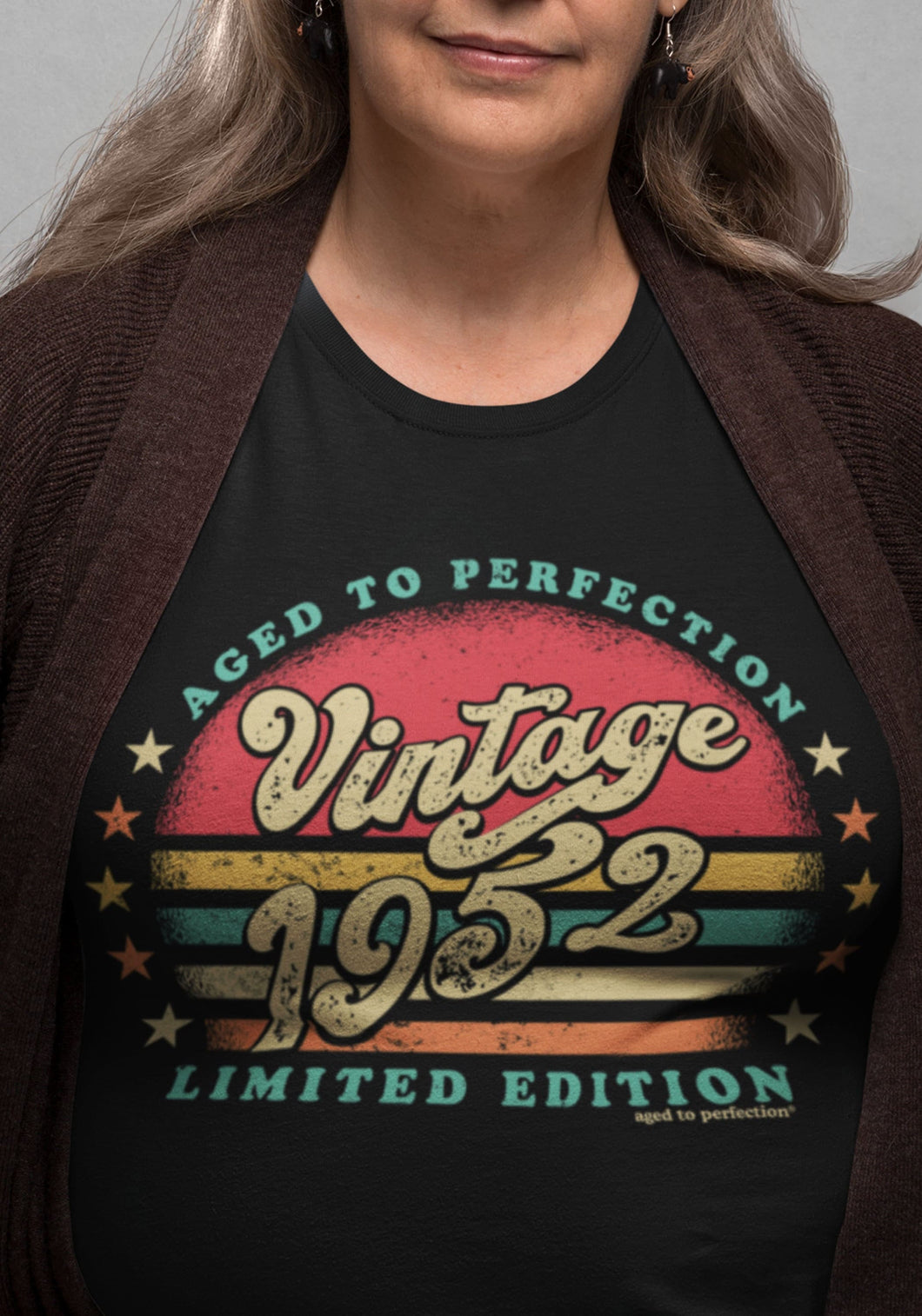 70th Birthday Retro Sunset Shirt For Her - Women born in 1952 - Vintage 1952 Aged To Perfection Limited Edition T-shirt Gift idea  SUN-1952
