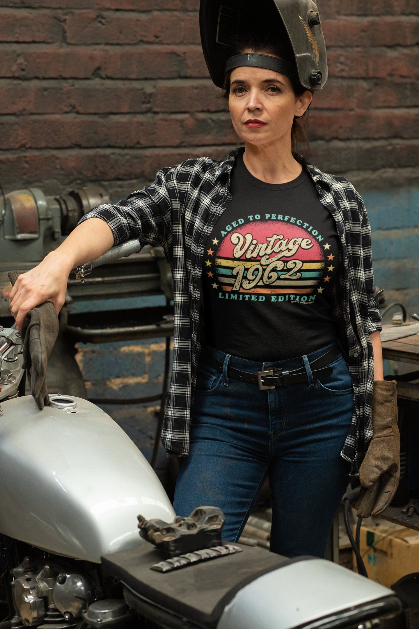Retro Sunset 60th Birthday Shirt For Her - Women born in 1962 - Vintage 1962 Aged To Perfection Limited Edition T-shirt Gift idea  SUN-1962