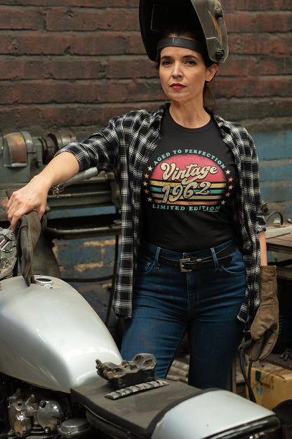 Retro Sunset 60th Birthday Shirt For Her - Women born in 1962 - Vintage 1962 Aged To Perfection Limited Edition T-shirt Gift idea  SUN-1962